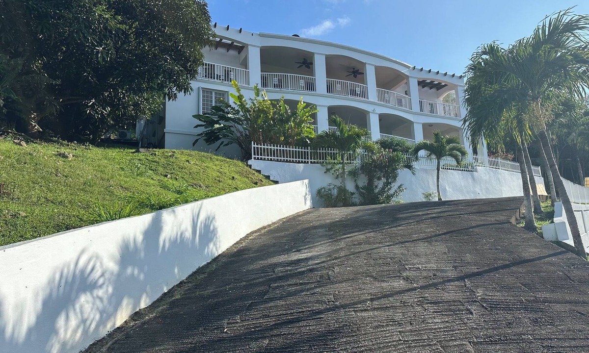 Rosendal House | Beautiful 3-bedroom Villa/Ocean views, Free parking, Wi-Fi, AC and Generator