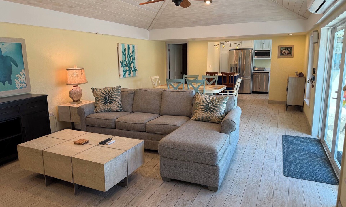Frydendal Villa | Beautiful 3BR/4BA villa footsteps from beach