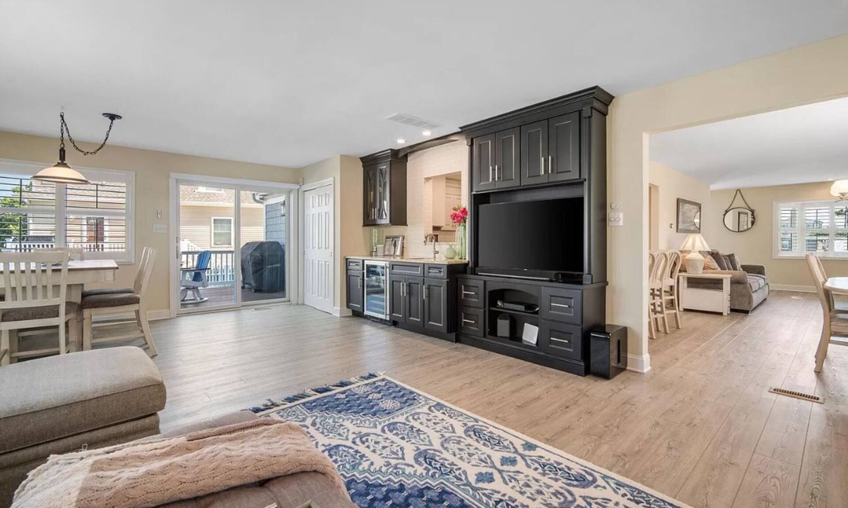 A-Zone House | Beautiful 4 bed, 4 bath - 3 blocks to beach