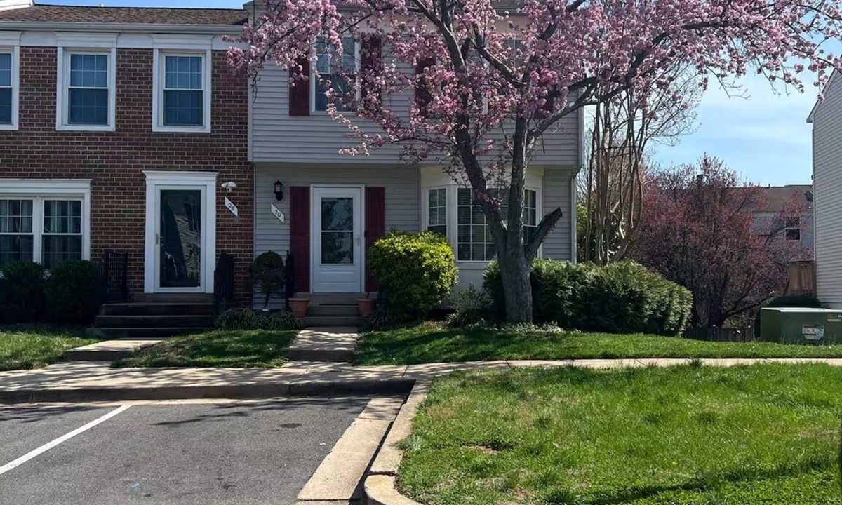 Gaithersburg House | Beautiful 4-bedroom townhome with deck charming old town Gaithersburg