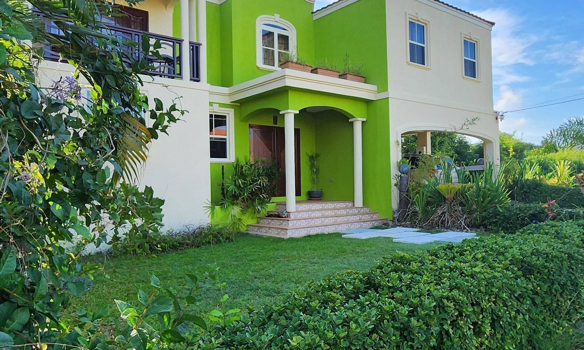 Maynards House | Beautiful 4-bedroom house in Maynards with WiFi in close proximity to 2 marinas