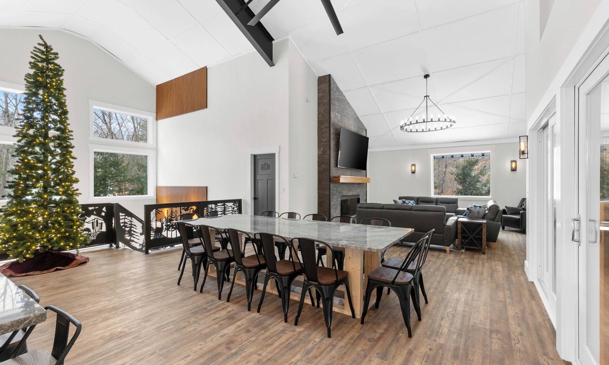 Glen House | Beautiful 4000 SF, Sleeps 16, 1 Mile to Storyland, Private 53 Acres