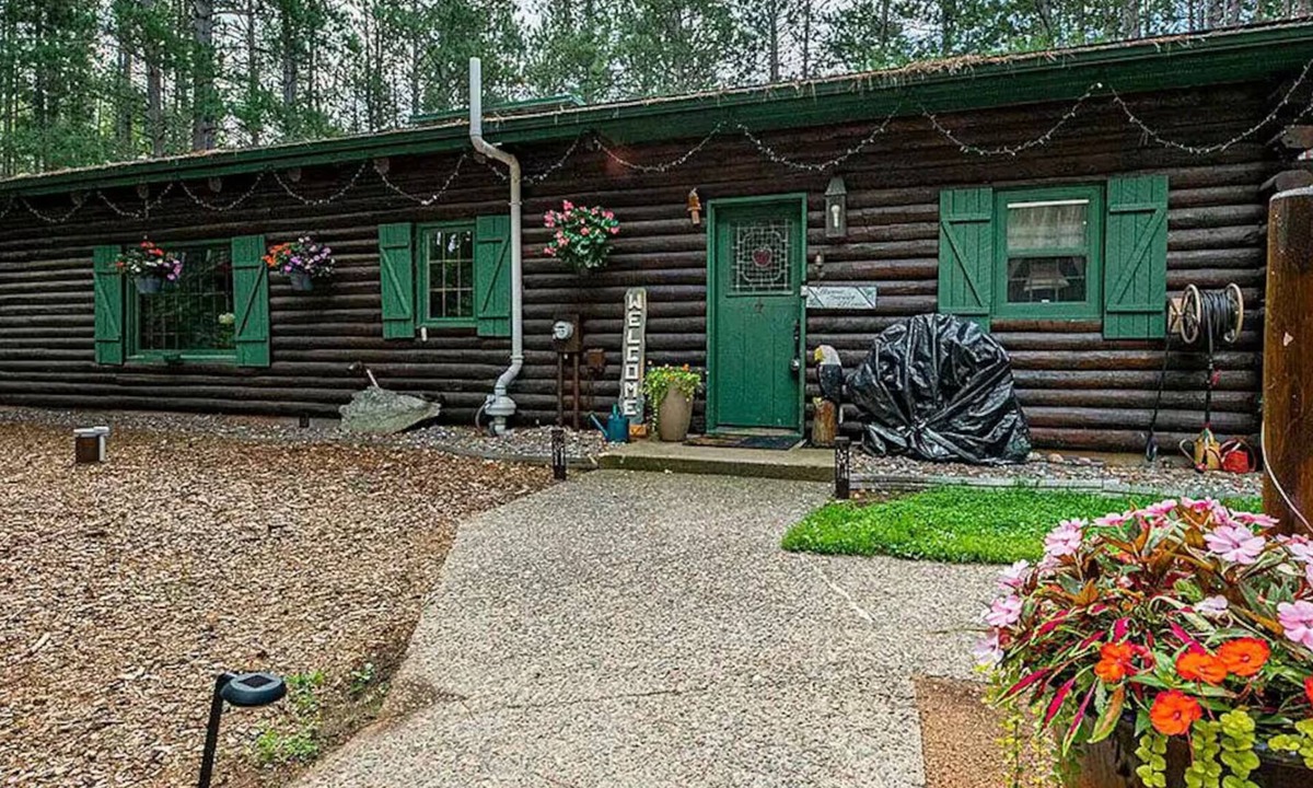 Conover Cabin | Beautiful 5 bedroom cabin on the Lake of the Hills.
