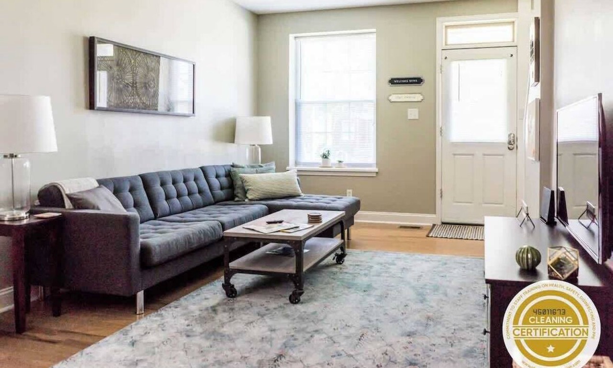 Downtown St. Louis Condo | Beautiful 6BR | 2 Kitchens Duplex : By StayStLouis
