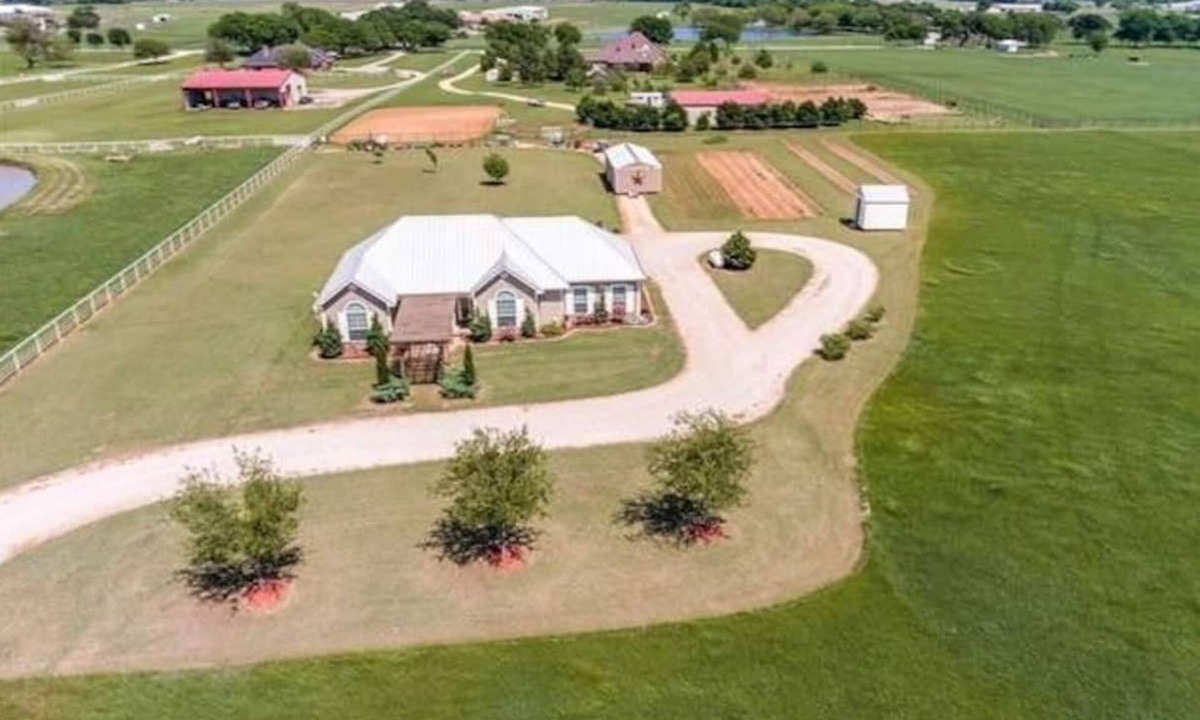 Pilot Point House | Beautiful 8.5 acres farm house with sunroom and basketball court