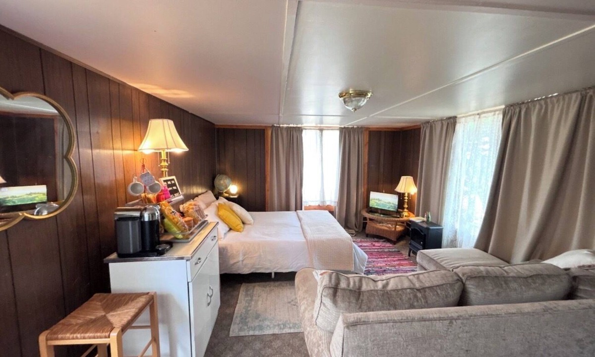 Tyrone Cottage | Beautiful, airy, centrally located, 1 room cottage in wonderful Silver City.