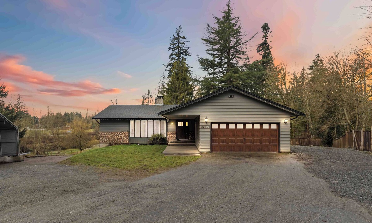 Langley House | Beautiful and fully renovated 6-bedroom, 3-bath home located