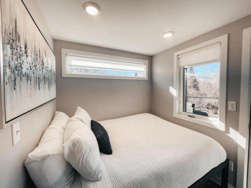 Old Southwest Apartment | Beautiful and Elegant River Front Cottage