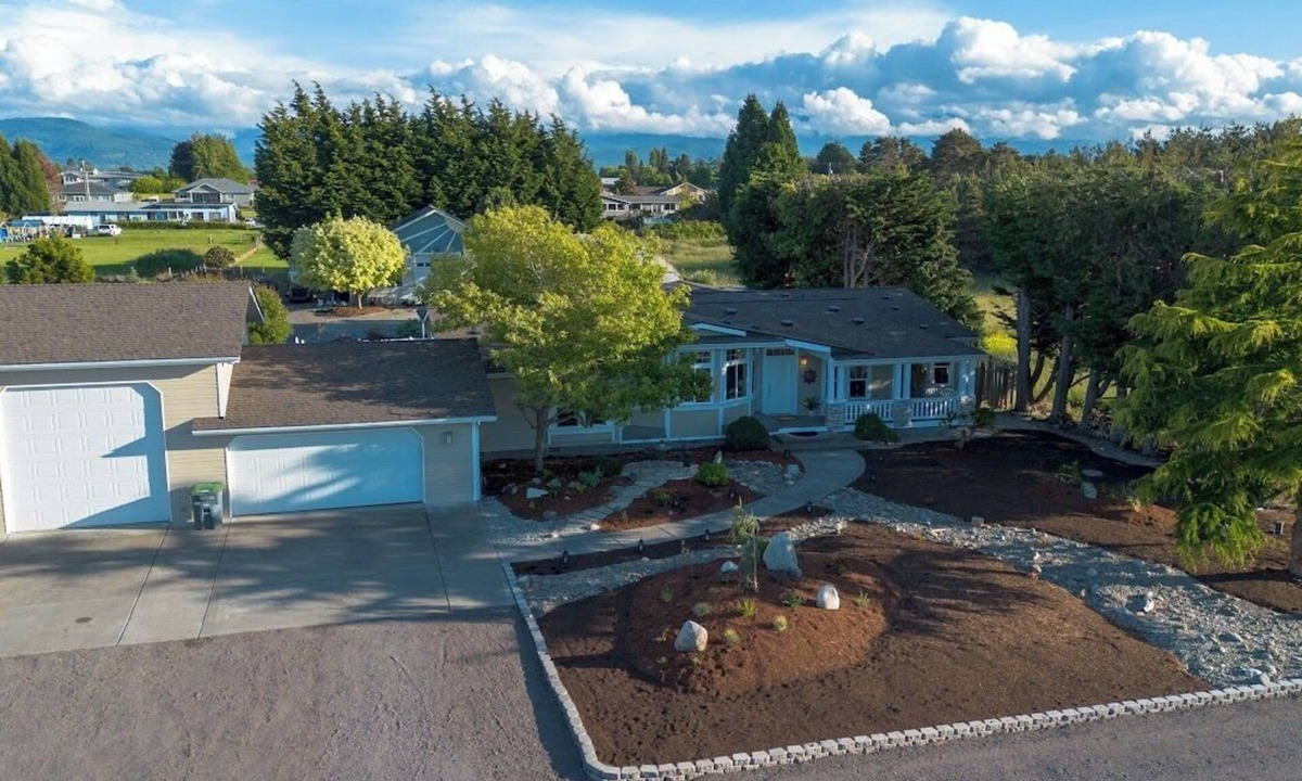 Sequim House | Beautiful and serene 4-bedroom home in sunny Sequim, feels like a warm hug!