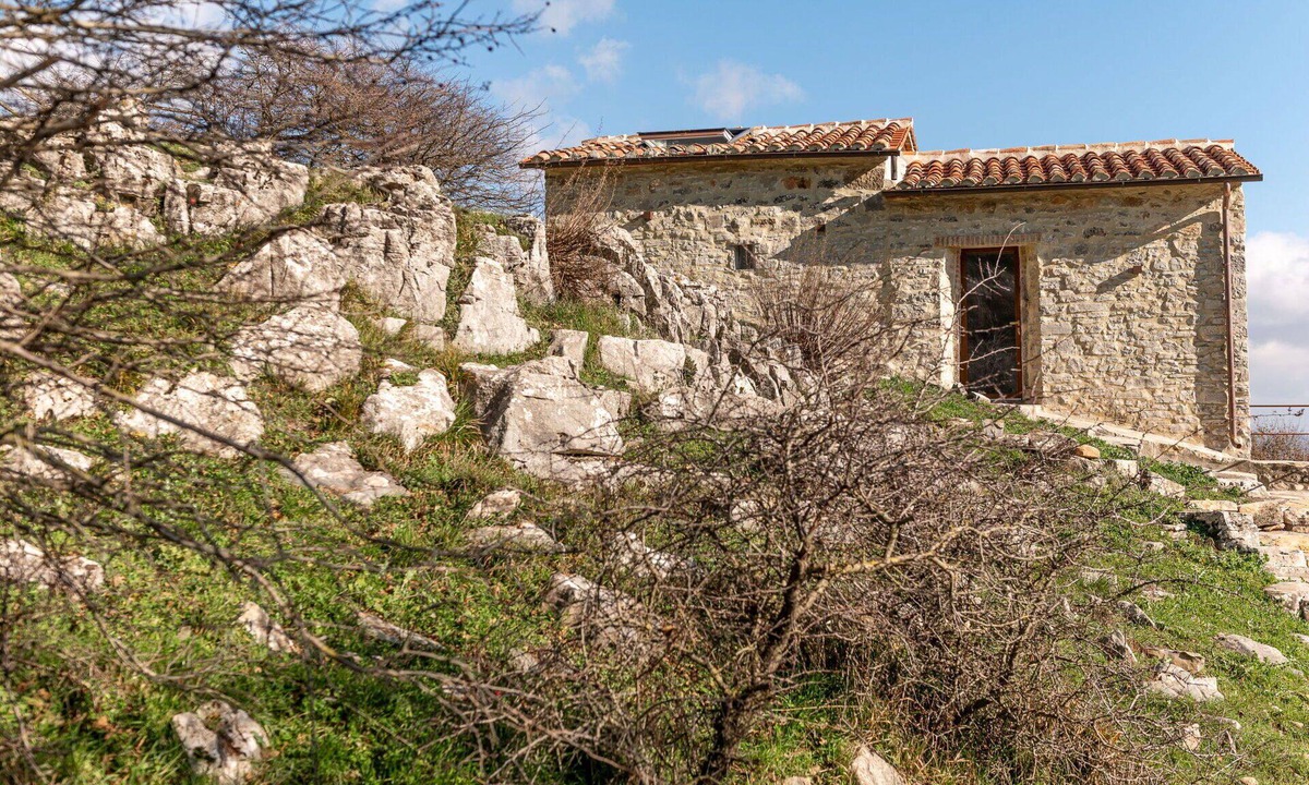 Arcidosso House | Beautiful apartment in villa for 2 guests with patio and pets allowed