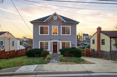 High View Park House | Beautiful Arlington Comfort Rooms Near Metro Private Rooms in Shared Home
