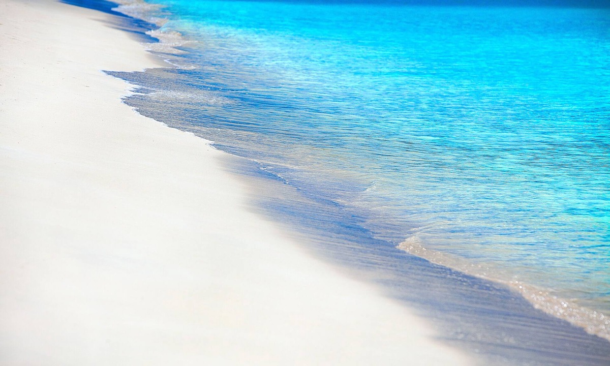 Runaway Bay Apartment | Beautiful beachfront apartment a few steps from a lovely white sand beach.