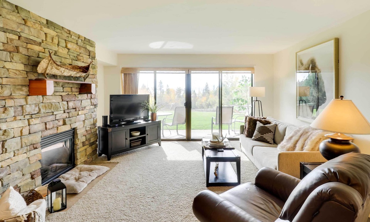 Bigfork Apartment | Beautiful Bigfork Condo w/Hot Tub Access!