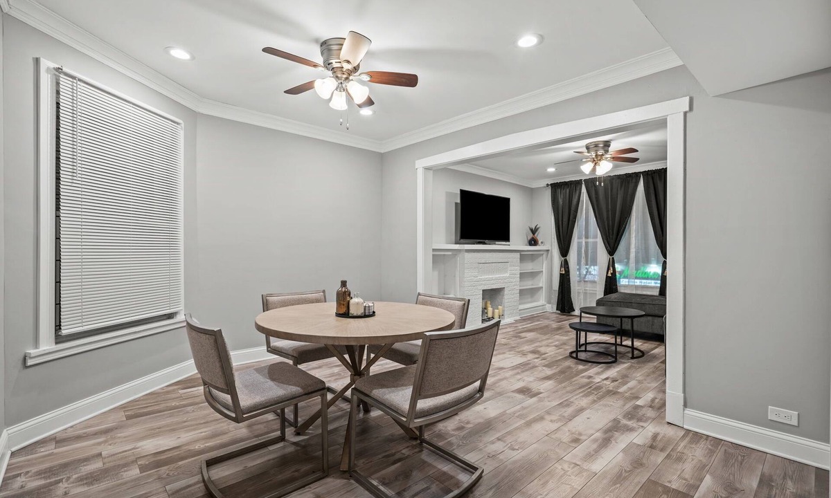West Ridge Apartment | Beautiful Bollywood 3 Bed Gem near Loyola University/Rogers Park/Lake Michigan