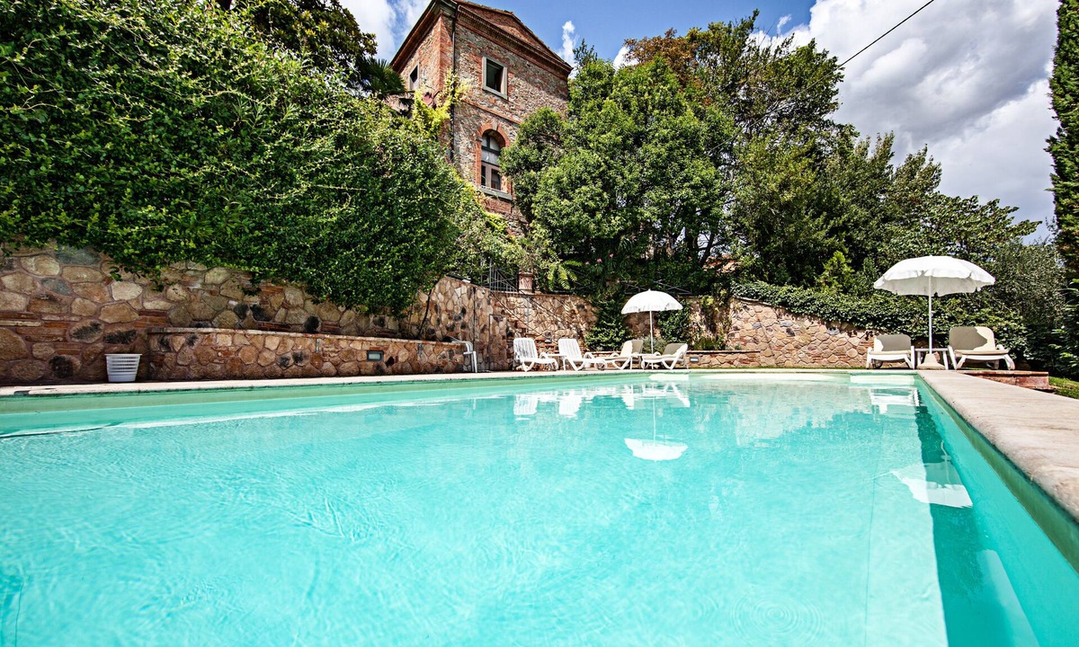 Sinalunga Apartment | Beautiful characteristic apartment with private garden, pool and parking