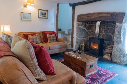 Lustleigh House | Beautiful chocolate box thatched cottage in heart of Lustleigh, 1 min walk to pub, tearoom & shop
