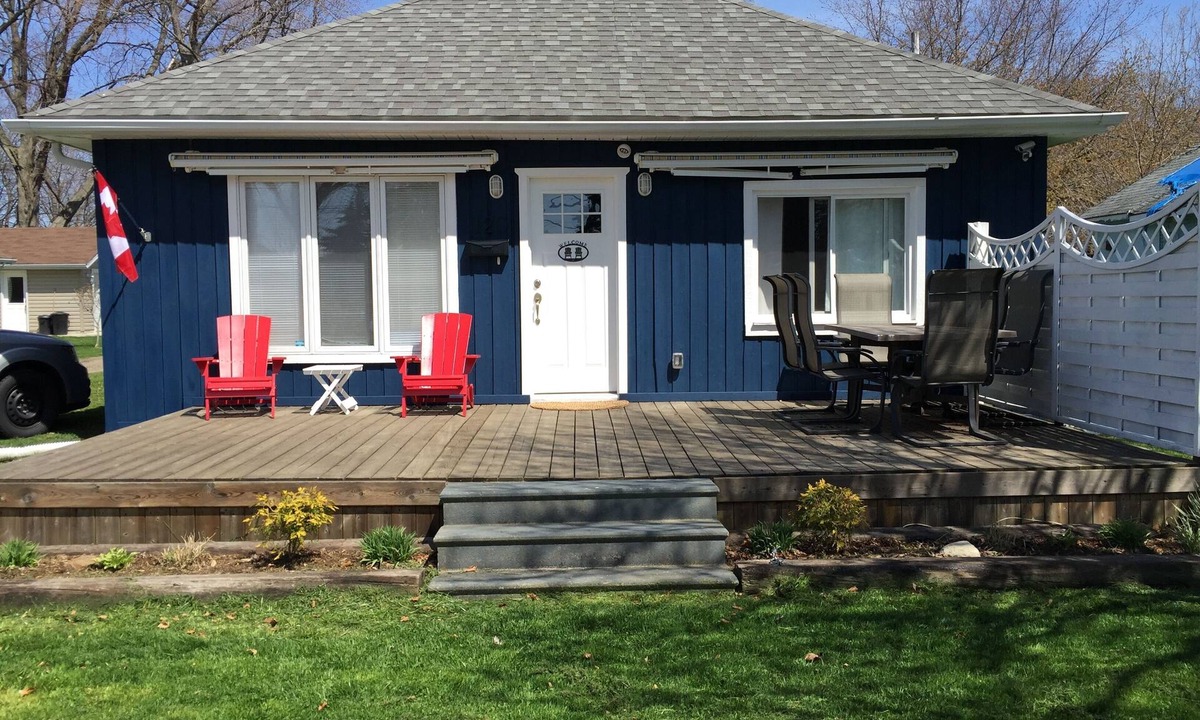 Colchester Cottage | Beautiful, clean cottage, 4 min walk to the beach/playground. Many wineries!