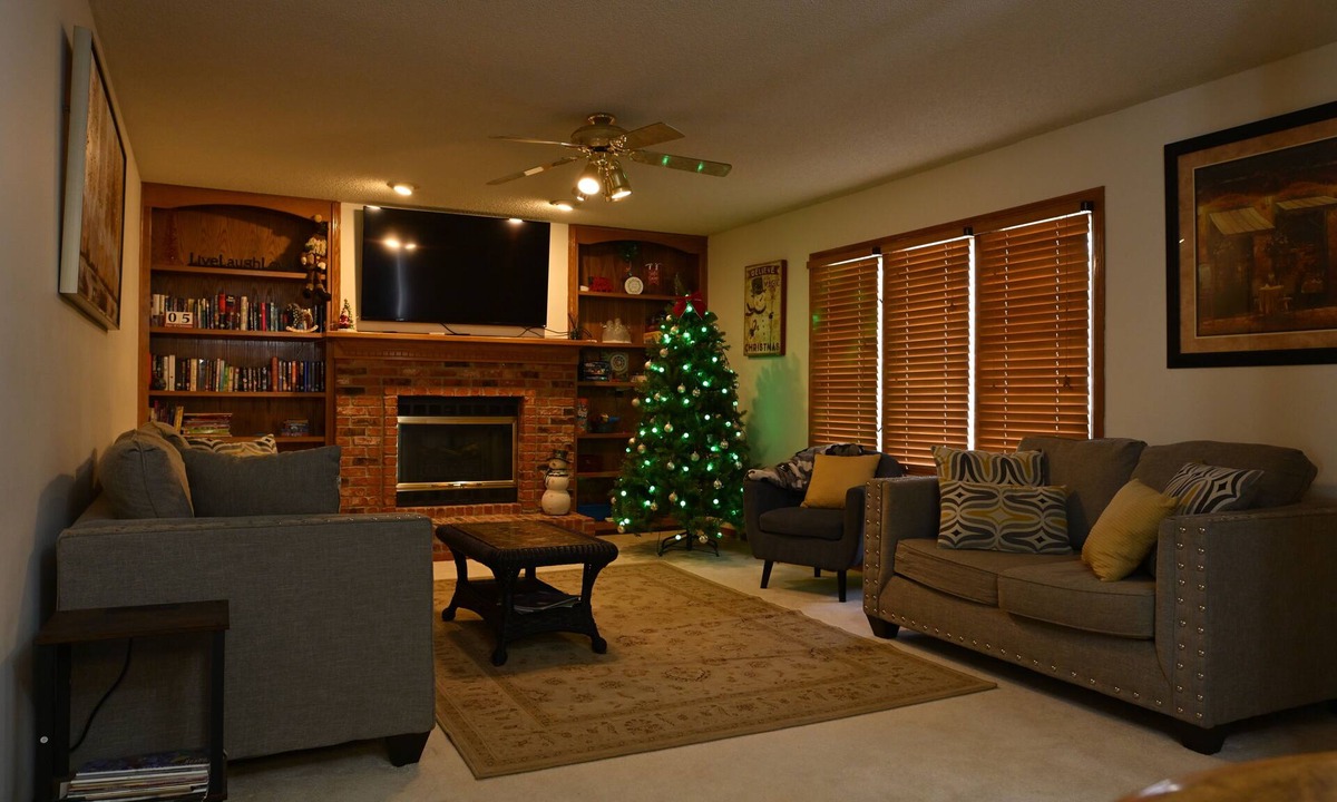 Urbandale House | Beautiful comfy five bedroom home sleeps 14
