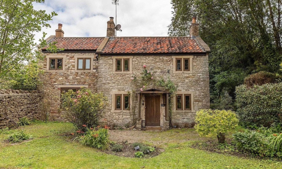 Chilcompton House | Beautiful Cottage nr Mendip Hills, Private Parking