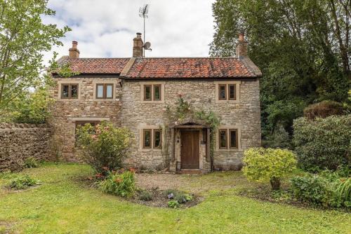 Chilcompton House | Beautiful Cottage nr Mendip Hills Private Parking