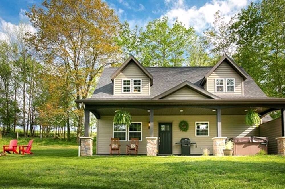 Sugarcreek Cabin | Beautiful Countryside Cabin with Hot-Tub and Pond Views in Ohio