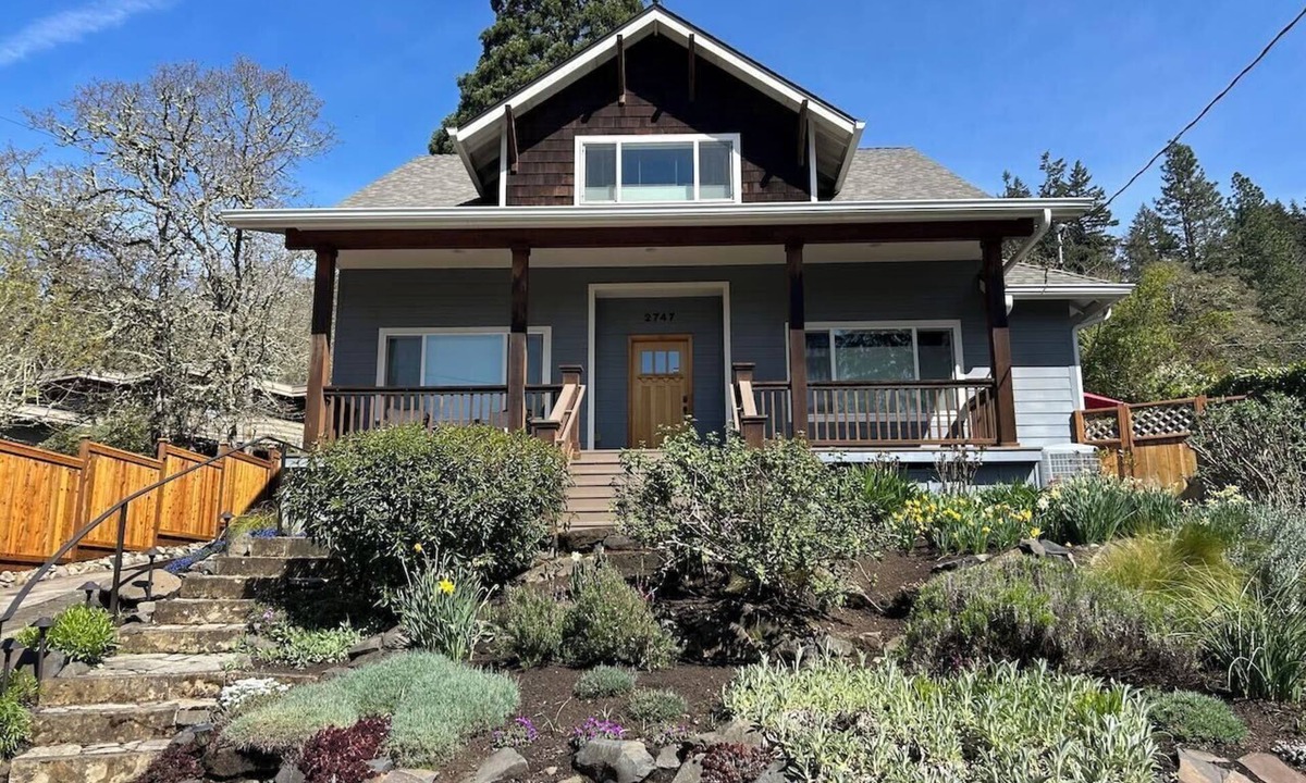 Fairmont House | Beautiful Craftsman-style home in the hills, near the U of O!