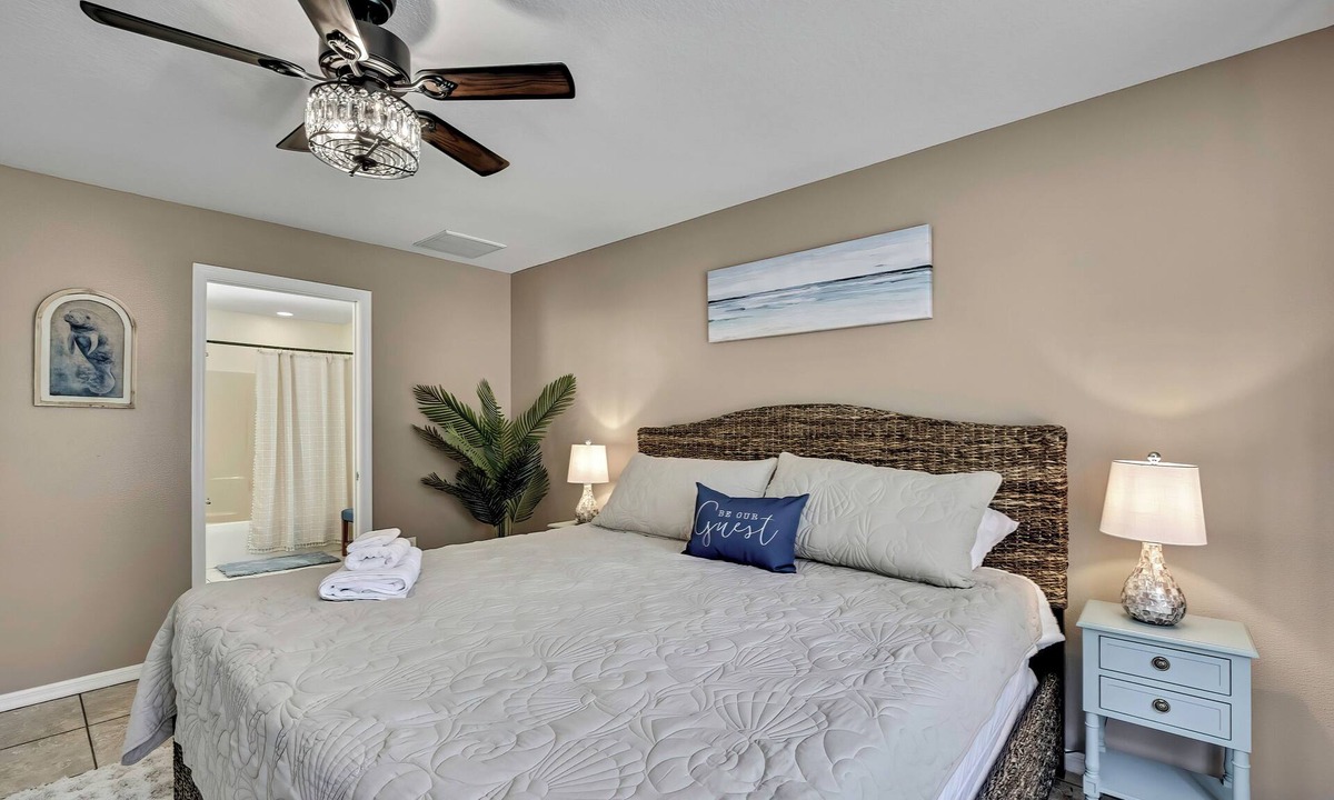 Crystal River House | Beautiful Crystal River, springs, scallops & scuba diving with boat parking!