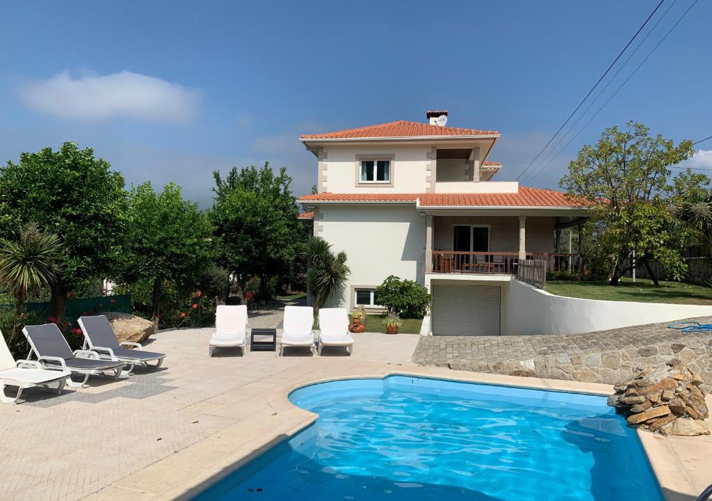Souto Villa | Beautiful detached villa with private pool, Fibre Wi-fi, garden, games room & BBQ