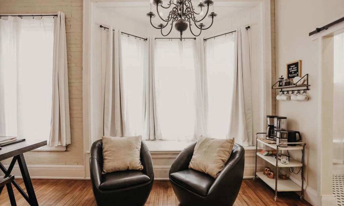 Clare Apartment | Beautiful Downtown Loft - East Suite