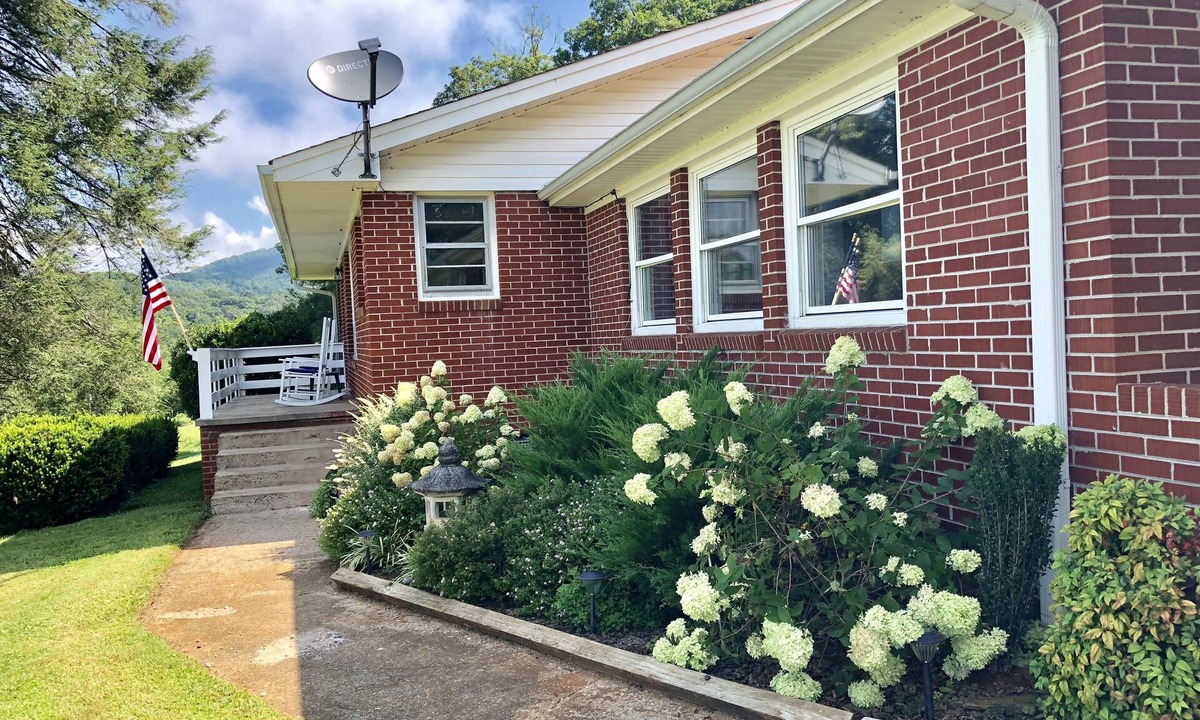 Franklin House | Beautiful, Easy Access Farmhouse with attention to Detail and Spectacular Views