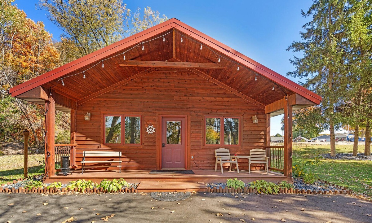 Kiel Cottage | Beautiful Fall Getaway. Lakefront Property ONLY 9.5 miles from Road America !