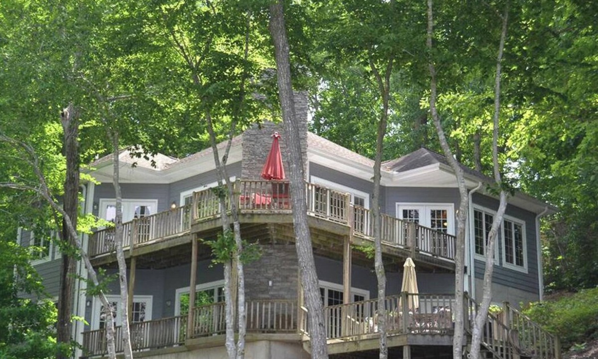 Reed Creek House | Beautiful fall views on Lake Hartwell! Quiet cove! Everything you need to relax!