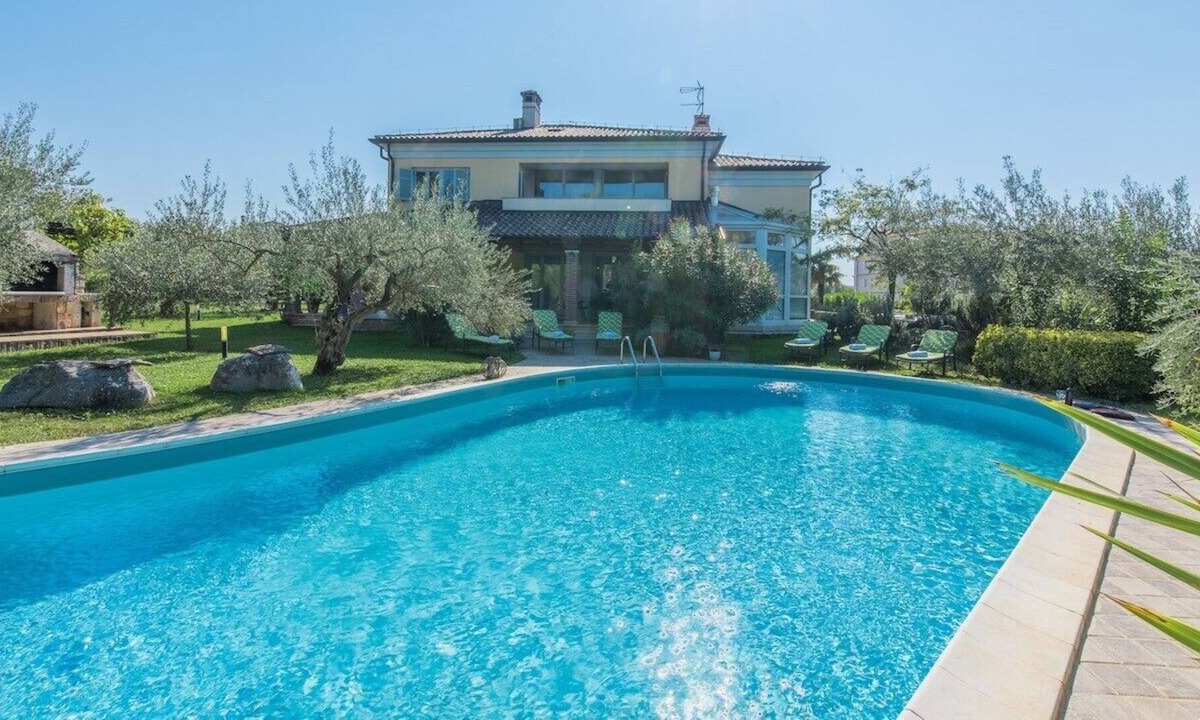 Mali Maj Villa | Beautiful fully equipped luxury villa with private garden and private pool in a great location near Porec and the beach