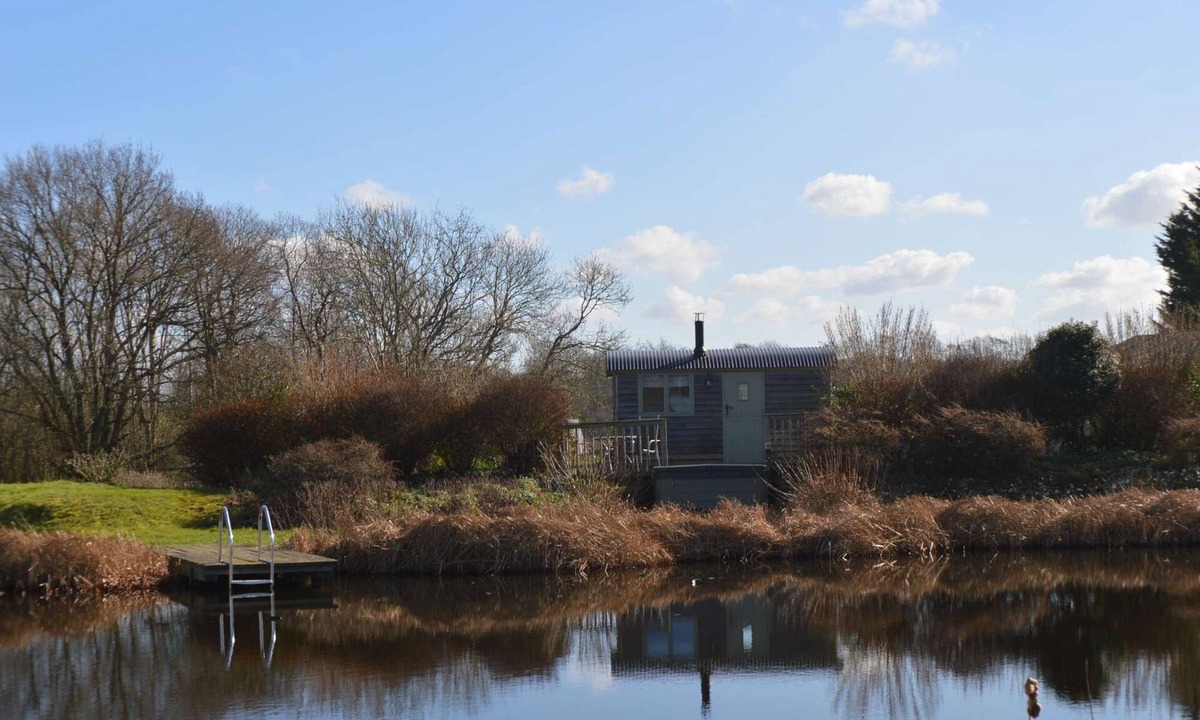 Badlesmere Cabin | Beautiful Glamping Hut in stunning rural location with Exclusive Hot Tub