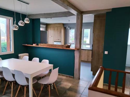 Margny-les-Compiegne Apartment | Beautiful house with garden, ideal for a large group