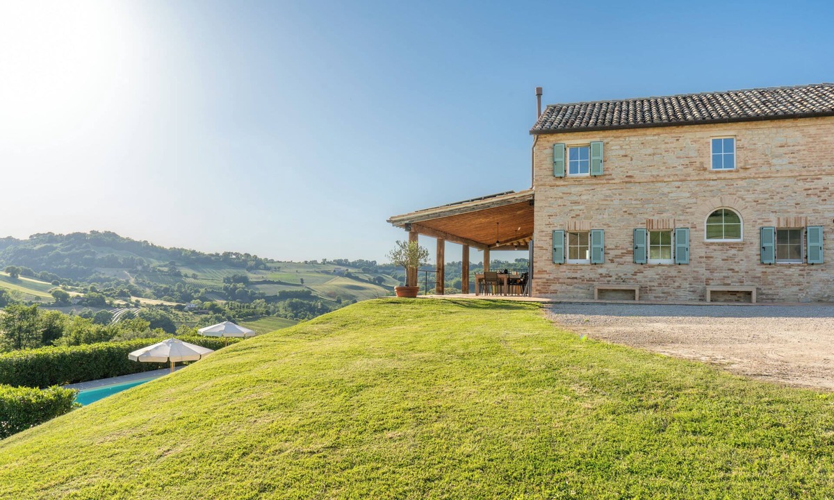 Monte Rinaldo Villa | BEAUTIFUL HOLIDAY HOUSE (6-8 people) in the rolling countryside of Le Marche