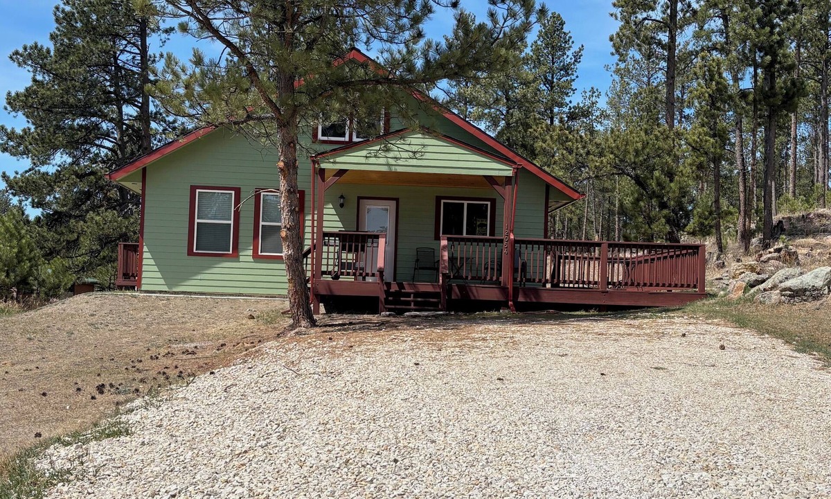 Custer House | Beautiful Home on 1 acre just outside of Custer backs up to forest service