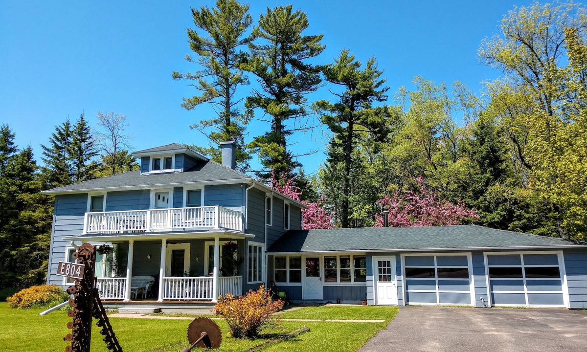 La Pointe House | Beautiful home on Madeline Island summer specials