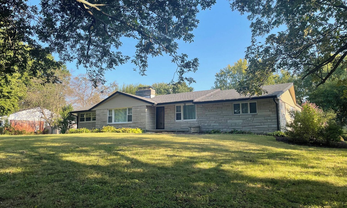 Indianapolis House | Beautiful home with 4 community areas and 5 bedrooms.