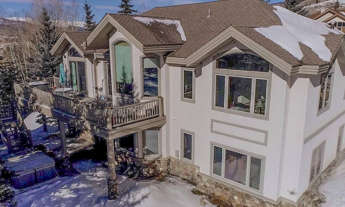 Corinthian Hills House | Beautiful home with stunning views, a hot tub, and a pool table ready!