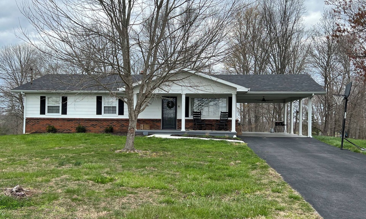 Monticello House | Beautiful home with large yard and lots of room!