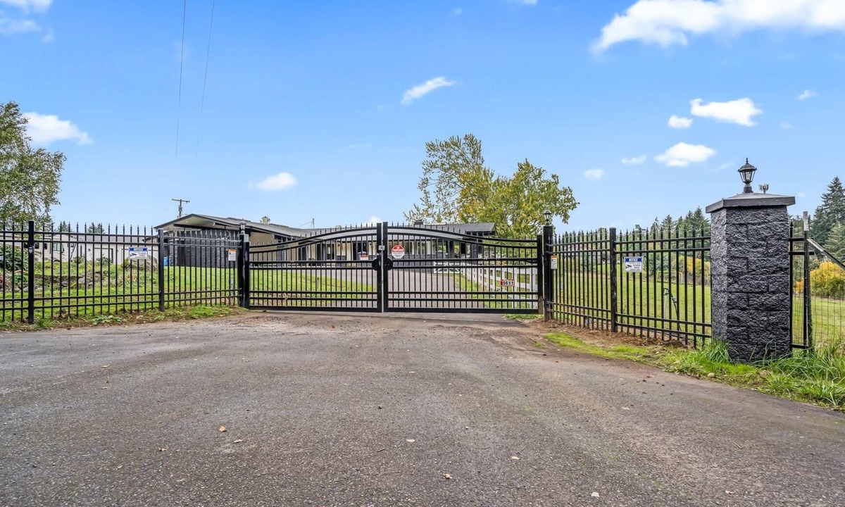 Ridgefield House | Beautiful home with hot tub just minutes away from Ilani Casino!