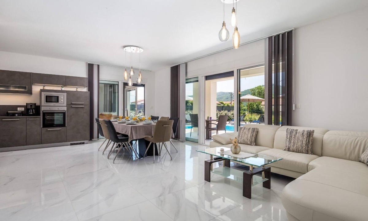 Sarsoni House | Beautiful house for 8 with spacious swimming pool