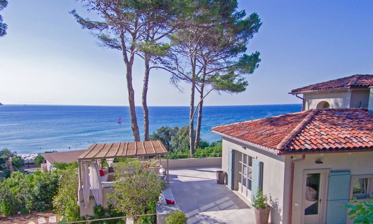 Procchio Villa | Beautiful house overlooking the gulf of Procchio, 50 m from the beach