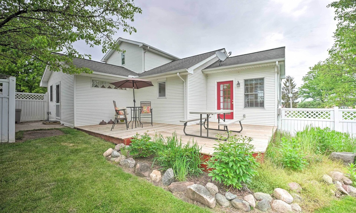 Onsted House | Beautiful Irish Hills Farmhouse w/Fire Pit!