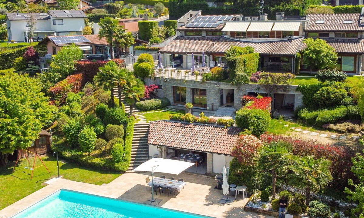 Casnate Con Bernate Villa | Beautiful villa with WIFI, private pool, A/C, TV, patio, pets allowed and panoramic view