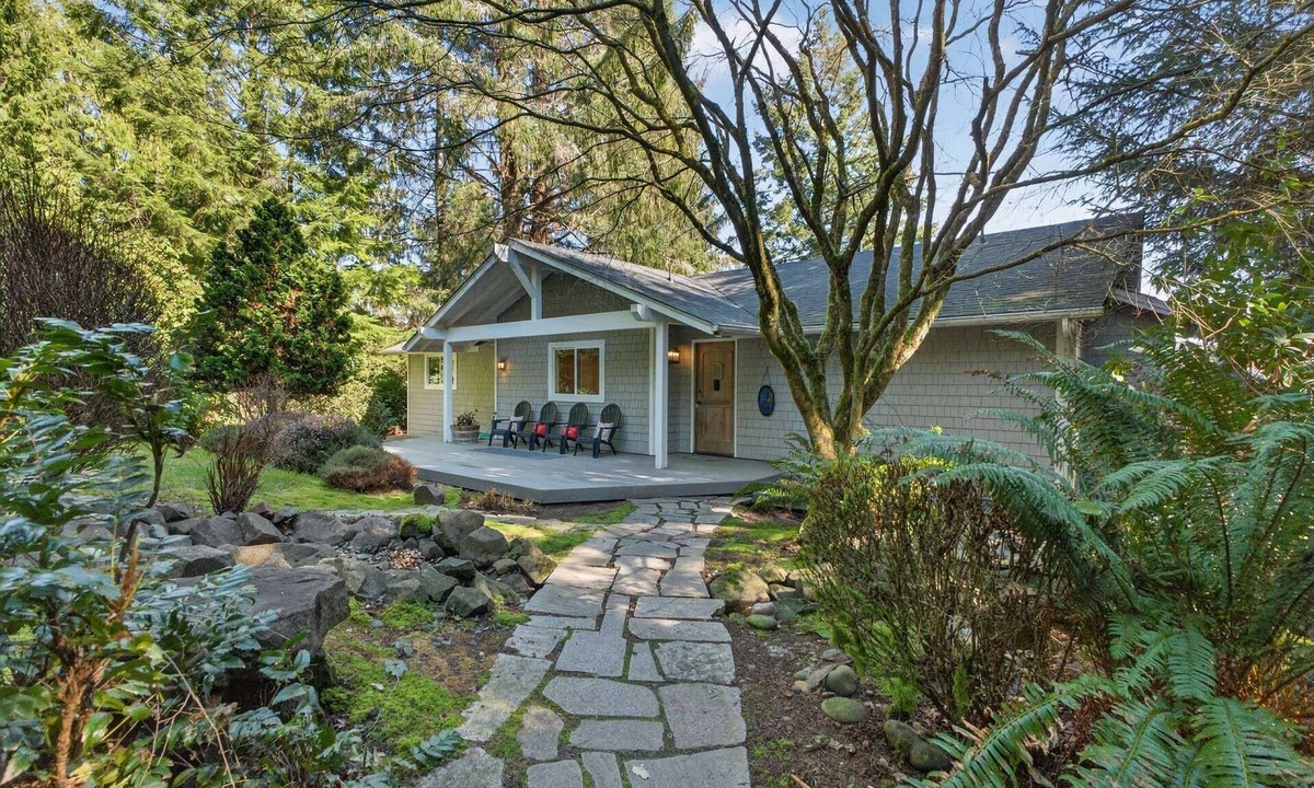 Dunes City House | Beautiful lakefront 4 bedroom 3 bath Florence home with private dock