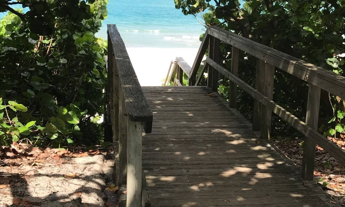 Jupiter Condo | Beautiful Lakefront Condo, Close Walk to Beach, Harbourside & Jupiter Nightlife!