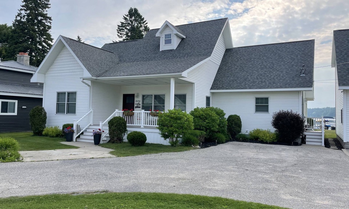 Conway House | Beautiful Lakefront Home- Crooked Lk-Petoskey/Harbor Springs/Nubs- boat/bike/ski