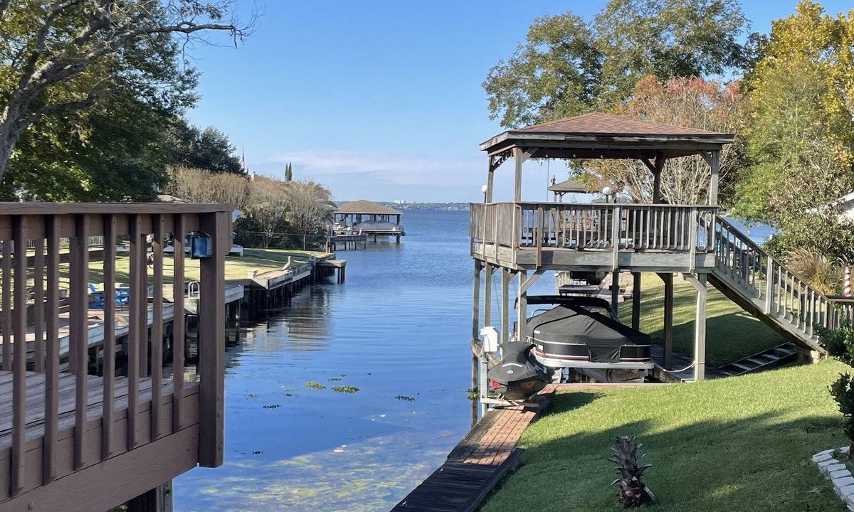 Willis House | Beautiful lakefront home with 3 bedrooms and pool